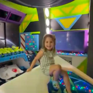 A mansão escolhida por Virgínia Fonseca para acompanhar a Copa 2026 reúne cinema temático, áreas de lazer e quartos infantis que lembram atrações dos parques de Orland