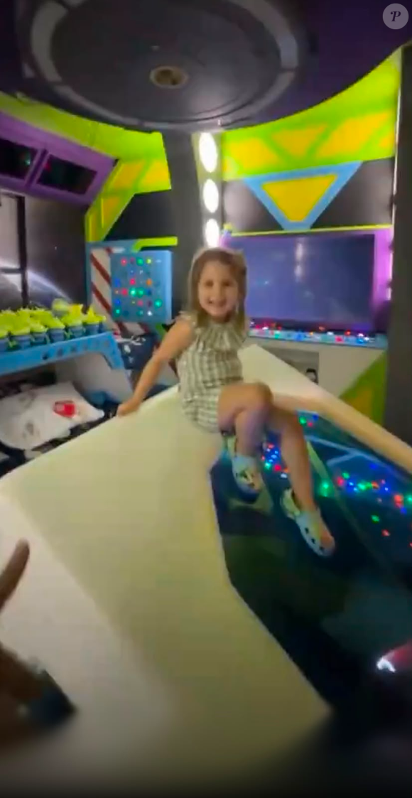 A mansão escolhida por Virgínia Fonseca para acompanhar a Copa 2026 reúne cinema temático, áreas de lazer e quartos infantis que lembram atrações dos parques de Orland