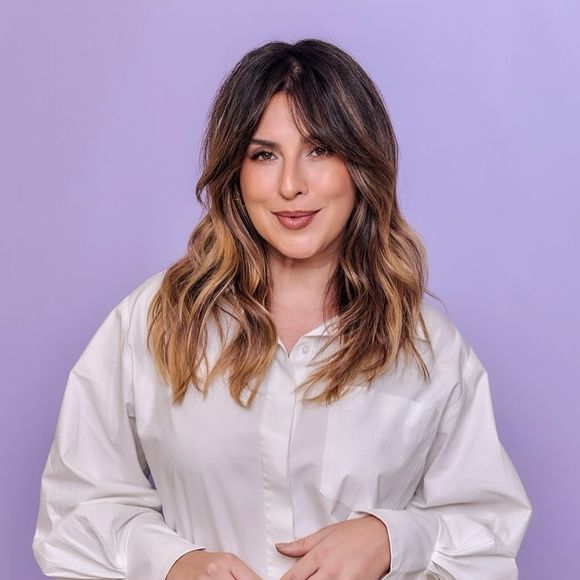 Fernanda Paes Leme exibe cabelo longo com franja e mechas sutis em 2025