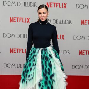 Alice Wegmann esteve presente na festa de lançamento da série 'Dom de Iludir', da Netflix