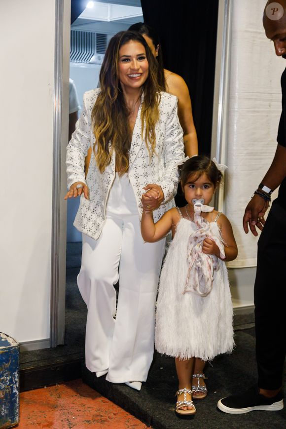 A cantora Simone Mendes passou o Réveillon em família e elegeu look com renda e branco