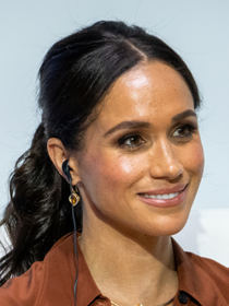 Meghan Markle é acusada de roubar vestido após ensaio de revista; equipe da duquesa se manifesta
