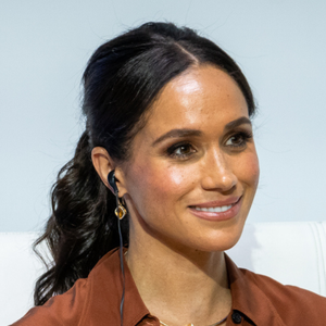 Gente... Meghan Markle é acusada de roubar vestido após ensaio de revista; equipe da duquesa se manifesta