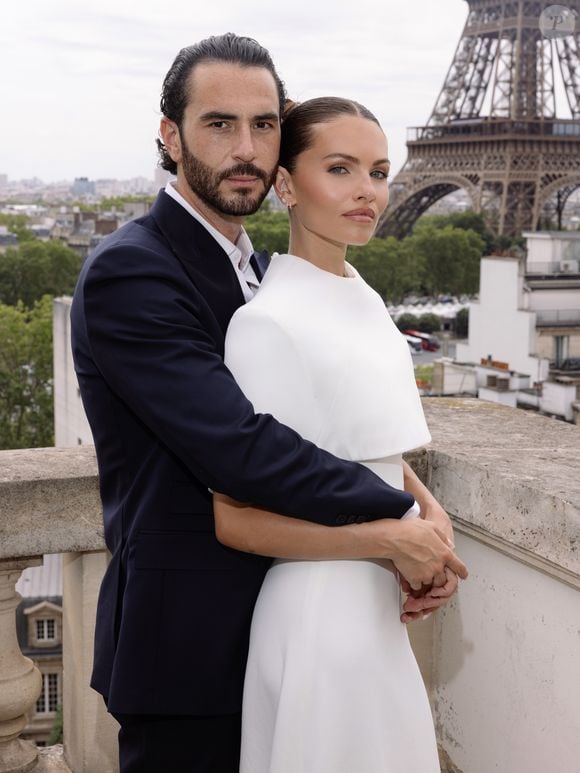 Aos 25 anos, Thylane Blondeau vive um novo capítulo da vida ao lado de Ben Attal. O casamento civil em Paris teve como protagonista um vestido de noiva elegante e atemporal