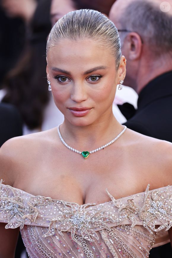 Rose Bertram exibe maquiagem com lápis de olho preto na linha d'água em Cannes 2025