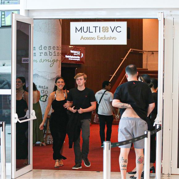 Após o espetáculo de Eva, Benício e a namorada foram prestigiar Luciano Huck na TV Globo