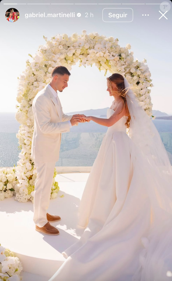 Isabella Rousso e Gabriel Martinelli trocaram alianças em uma cerimônia intimista realizada em Santorini, com vista para o mar e o vulcão