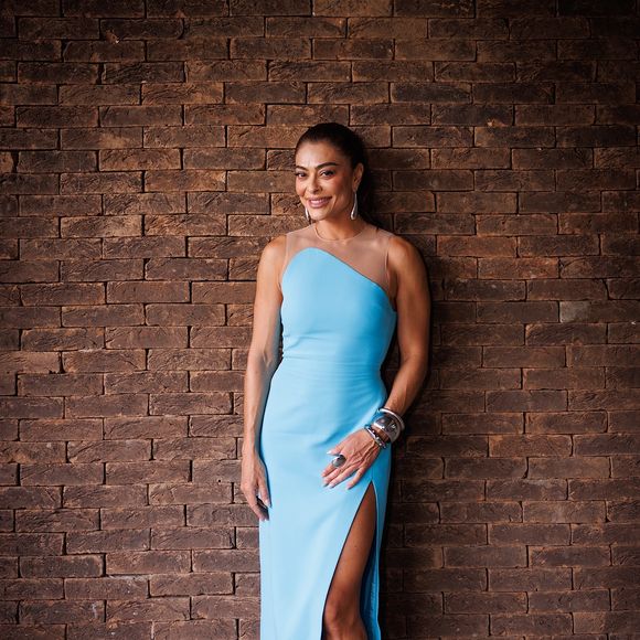 Para a ocasião especial, a atriz, de 45 anos, apostou em um vestido azul claro com fenda poderosa.