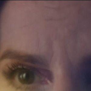 Como na versão original, a Globo focou os olhos e boca de Odete Roitman antes do seu rosto, enquanto ela proferia ofensas sobre o Brasil