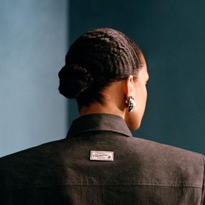 Se existe um vestido capaz de substituir a combinação de calça e camisa no frio, é este modelo preto com ombreiras da Zara