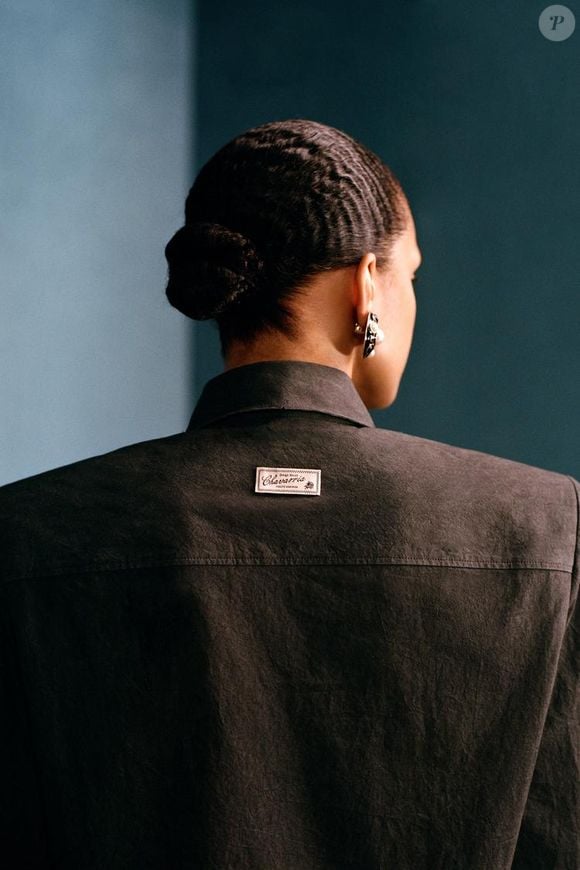 Se existe um vestido capaz de substituir a combinação de calça e camisa no frio, é este modelo preto com ombreiras da Zara