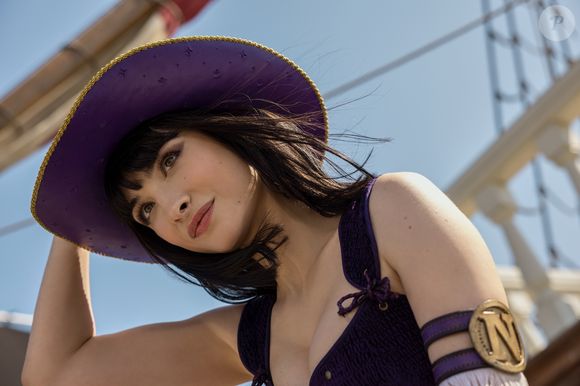 Lera Abova vive Nico Robin em 'One Piece'. A personagem é uma figura enigmática ligada à Baroque Works, com o poder de replicar partes do corpo