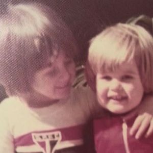 Nascido em 1972, esse pequeno fã do São Paulo jamais imaginou que seria famoso e um terrível vilão de novela da Globo. Reconhece?