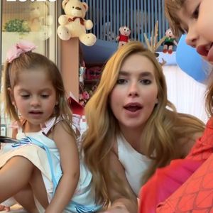 Momento em família vira assunto nas redes após Maria Alice e Maria Flor surpreenderem com pedidos nada extravagantes. pedir fantasias simples ao Papai Noel e quebram expectativas de luxo no Natal.