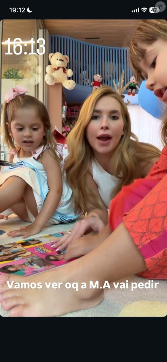 Momento em família vira assunto nas redes após Maria Alice e Maria Flor surpreenderem com pedidos nada extravagantes. pedir fantasias simples ao Papai Noel e quebram expectativas de luxo no Natal.