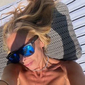 Adriane Galisteu publicou uma série de fotos de biquíni em seu perfil do Instagram nesta sexta-feira (03)