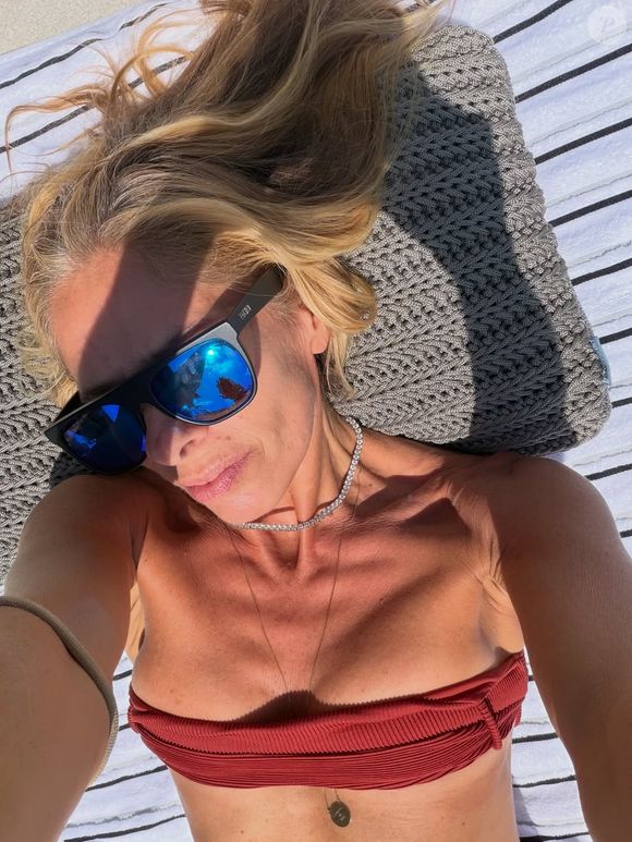 Adriane Galisteu publicou uma série de fotos de biquíni em seu perfil do Instagram nesta sexta-feira (03)