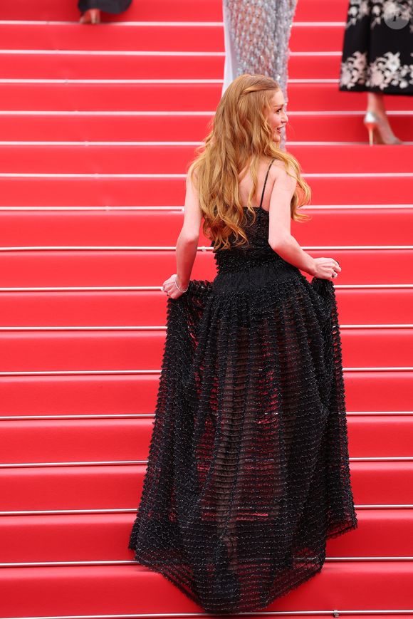 O vestido preto com transparência e alças finas faz parte da coleção de Primavera 2025 de Giorgio Armani