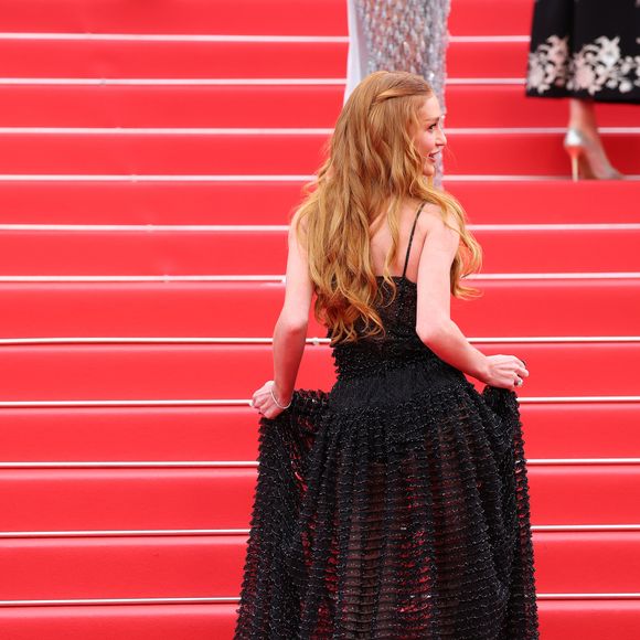 O vestido preto com transparência e alças finas faz parte da coleção de Primavera 2025 de Giorgio Armani