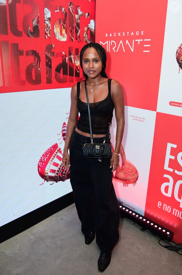 A atriz Duda Santos apostou em um look simples all black para prestigiar o evento