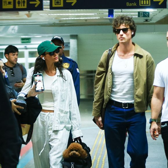 Bruna Marquezine usou o mesmo look para embarcar com Shawn Mendes no aeroporto do Rio de Janeiro