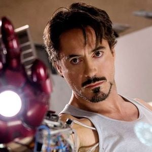 Intérprete de Tony Stark, Robert Downey Jr. revelou no documentário Sr. que teve o primeiro contato com drogas aos 6 anos