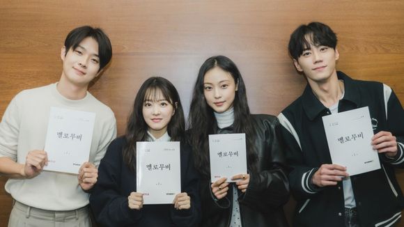 A idade real do elenco de 'Um Amor de Cinema' vai te fazer querer iniciar um skincare coreano AGORA!