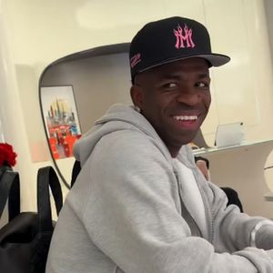 Vini Jr. foi resolver compromissos profissionais em Dubai