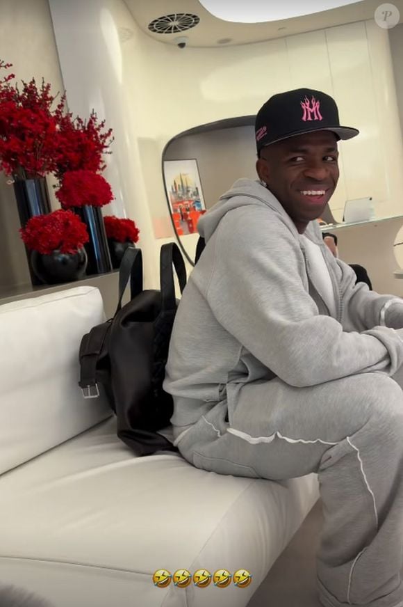 Vini Jr. foi resolver compromissos profissionais em Dubai