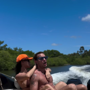 Mais do que colegas de bastidores: Allan Souza Lima, suposto novo affair de Wanessa Camargo, já viveu um relacionamento público com Débora Nascimento, os dois chegaram a aparecer juntos em clima de romance durante um passeio de lancha