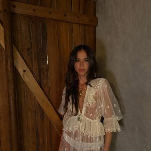 Bruna Marquezine apostou no romantismo sofisticado da Chloé para celebrar o Réveillon ao lado de Shawn Mendes, usando um vestido longo da coleção primavera-verão 2026 da grife francesa