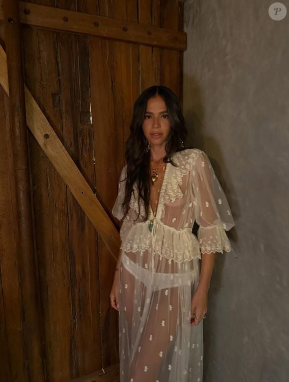 Bruna Marquezine apostou no romantismo sofisticado da Chloé para celebrar o Réveillon ao lado de Shawn Mendes, usando um vestido longo da coleção primavera-verão 2026 da grife francesa