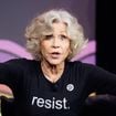 Jane Fonda, aos 88 anos, sobre assumir cabelos grisalhos: 'Chega de tempo perdido, dinheiro gasto e produtos químicos; não quero mais nada disso'