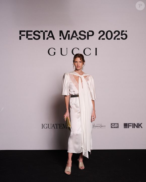 Vestido midi elegante foi aposta de Helena Bordon para evento da Gucci