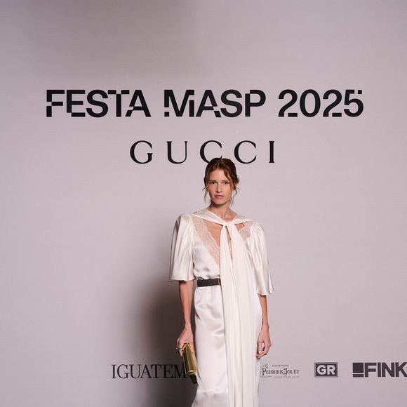 Vestido midi elegante foi aposta de Helena Bordon para evento da Gucci