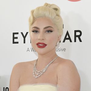 Lady Gaga: "Todas as manhãs, lavo o rosto e uso toneladas de tônicos e séruns. Tento todos os tipos de coisas na minha pele, sempre finalizando com um hidratante com protetor solar"