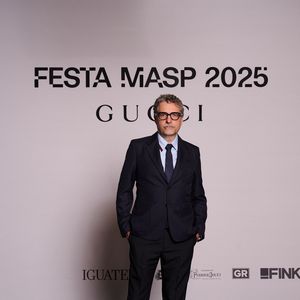 Kleber Mendonça Filho apostou em terno escuro e camisa e gravatas em tons diferentes de azul