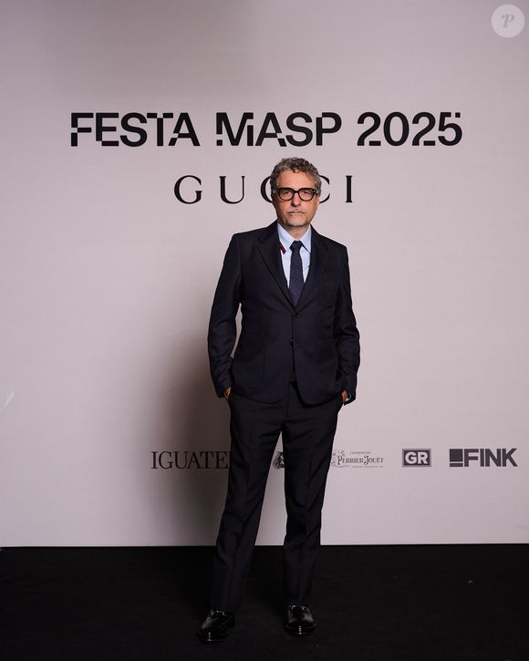 Kleber Mendonça Filho apostou em terno escuro e camisa e gravatas em tons diferentes de azul