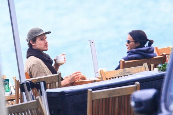 Passeio de Bruna Marquezine e Shawn Mendes no Rio rende cliques e destaca a escolha fashion da atriz para os dias frios