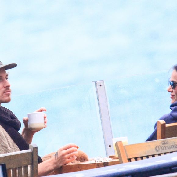Passeio de Bruna Marquezine e Shawn Mendes no Rio rende cliques e destaca a escolha fashion da atriz para os dias frios