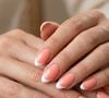 Muitas mulheres estão optando por essas cores, que realçam a beleza sem exageros e adicionam elegância às mãos.
