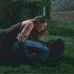 E a Raquel? Ivan e Heleninha rolam na grama e se molham em cena quente de 'Vale Tudo'; web reage: 'Impossível não shippar'