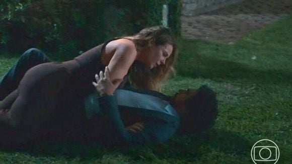 E a Raquel? Ivan e Heleninha rolam na grama e se molham em cena quente de 'Vale Tudo'; web reage: 'Impossível não shippar'