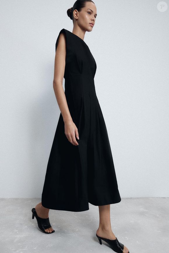 Um vestido midi preto, de linhas simples e caimento confortável, é indispensável em qualquer guarda-roupa; este modelo sai por R$ 399 no site da Zara no Brasil, até o fechamento desta matéria