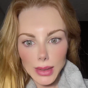 Deborah Albuquerque criticou o fato do diretor 'passar pano' para agressões em 'A Fazenda' e citou até possíveis 'criminosos' que já passaram por lá