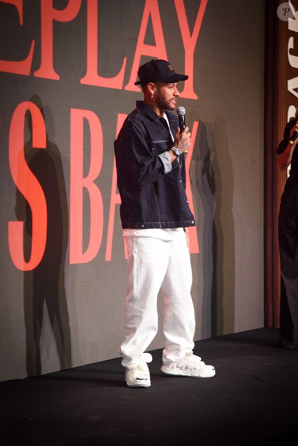 No contrato, havia uma multa de R$ 2 milhões e, por conta disso, ela desistiu na última hora.