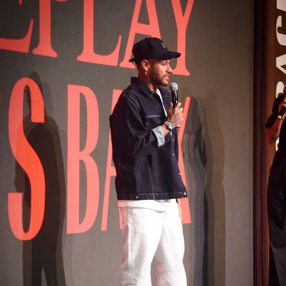 No contrato, havia uma multa de R$ 2 milhões e, por conta disso, ela desistiu na última hora.