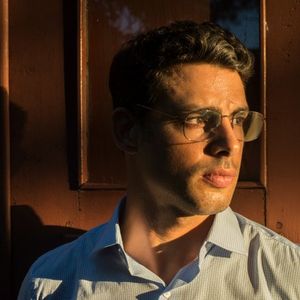 Durante a minissérie 'Justiça', Cauã Reymond tinha deixado os fios do cabelo grisalho.