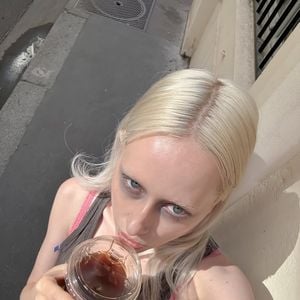 Lara Violetta é adepta da estética 'Tired Girl MakeUp'