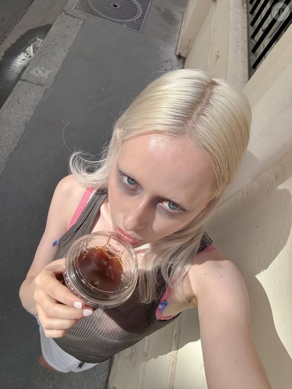 Lara Violetta é adepta da estética 'Tired Girl MakeUp'